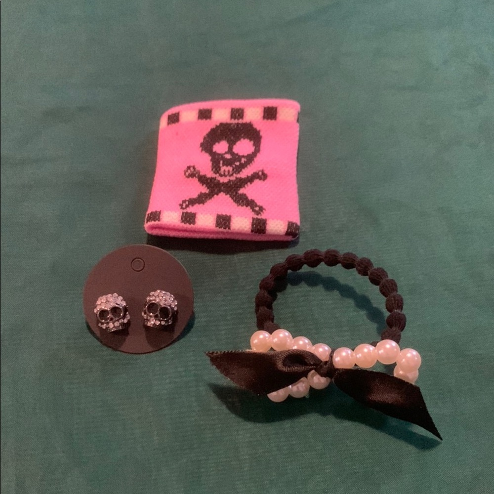 NWOT Skull Design  Accessory Set